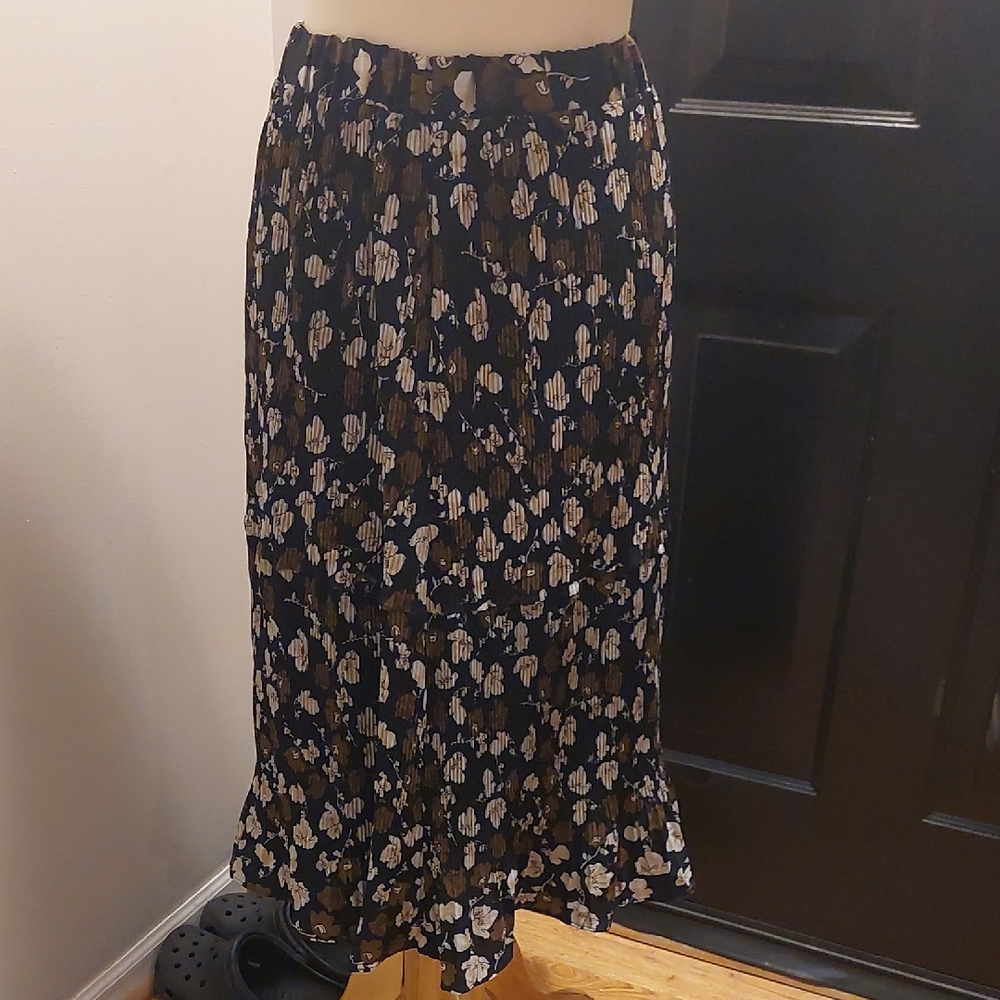 Chic Floral Maxi Skirt in Black and Brown